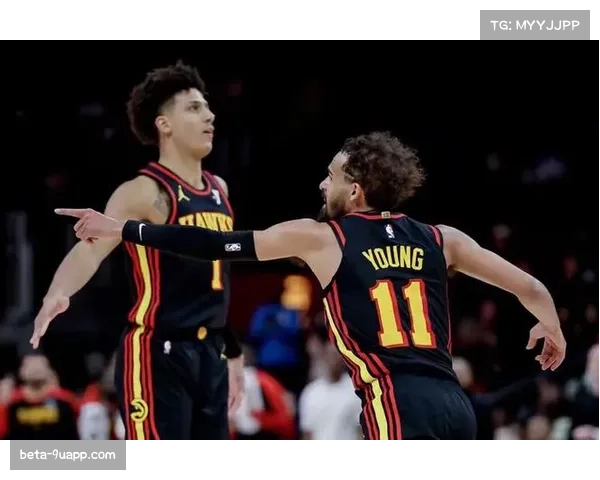 老鹰特雷杨超远三分尝试未果,篮板拼抢中吹罚争球悬念终结 老鹰特雷杨超远三分尝试未果,篮板拼抢中吹罚争球悬念终结